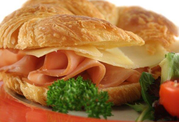 Croissants jamón y queso