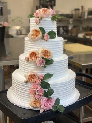 Cake florals by Michele @blossomstem.