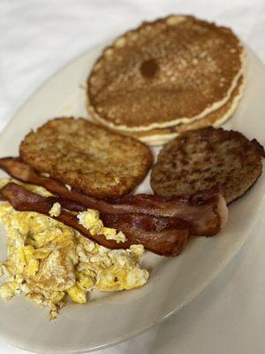 Desayuno  Pancakes, hash brown, sausage, bacon, and scrambled eggs