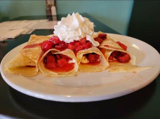 Stuffed strawberry crépes