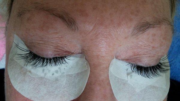 Eyelashes extensions that lasts up to 2-4 weeks long! Beautiful and natural looking.