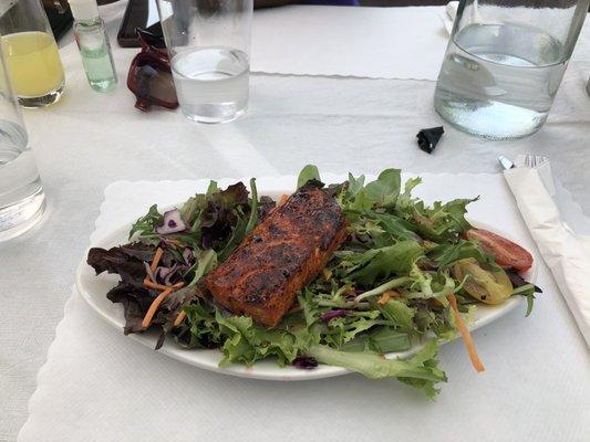 Salmon salad with a pink vinaigrette