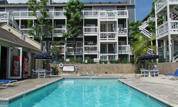 Apartments in Long Beach: Pool of Grand Terrace