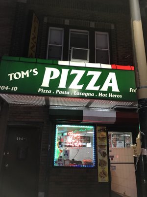 This is a simple pizza spot, my family and friends like it here.