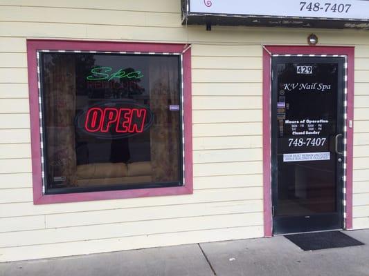 If you zoom in at the door, you'll see it says closed on Sunday's. When on yelp it says open