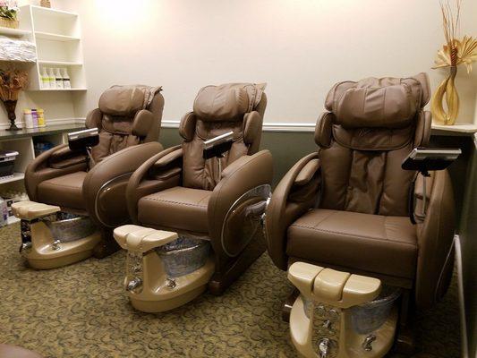 Luxurious pedicure chairs to tend to the rest of your body, while we give your feet some TLc