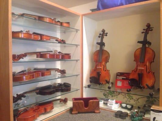 Violins, stands, mutes...