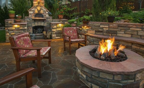 http://houstontxoutdoorkitchens.com/outdoor-fireplace-fire-pits-projects/