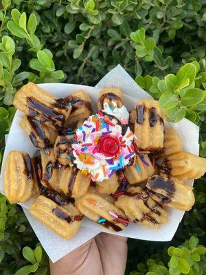 Churros preparados con rico chocolate y chispas de colores