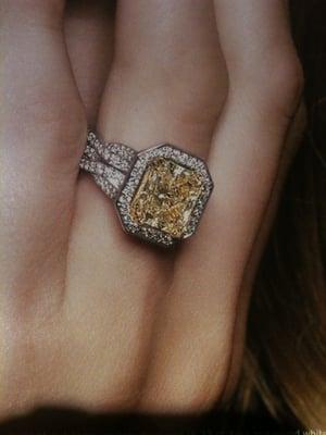 Natural yellow diamond ring