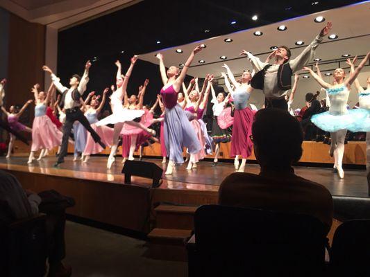 The Evanston Dance Ensemble performing with the ESO's (Evanston Symphony Orchestra) Holiday concert 2019.