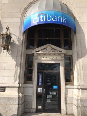 "First class" entrance to Citibank at One Broadway