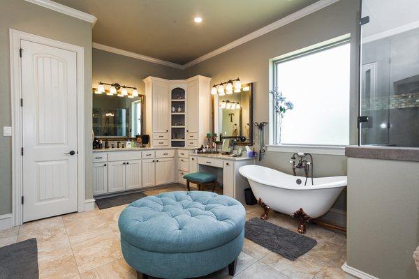 Look at this gorgeous Master bathroom!