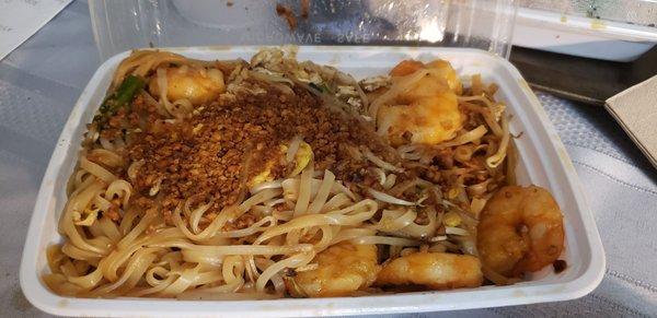 Shrimp pad thai, lacks flavor.