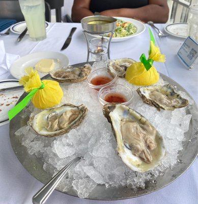 Oysters with lemon and vinaigrette sauce