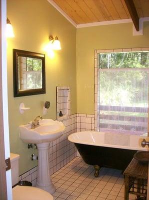 Pedestal sink and clawfoot tub in bathroom