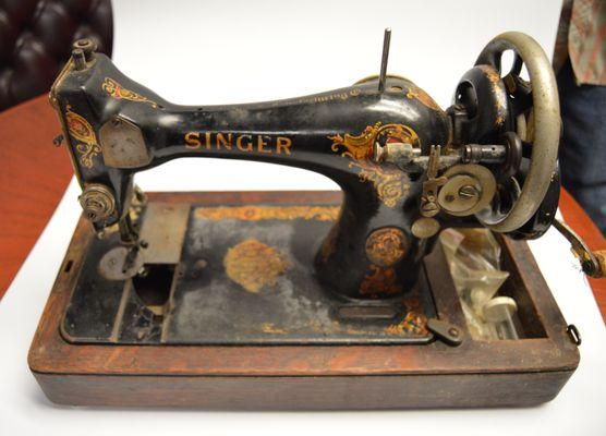 Antique Singer sewing machine. #SOLD!