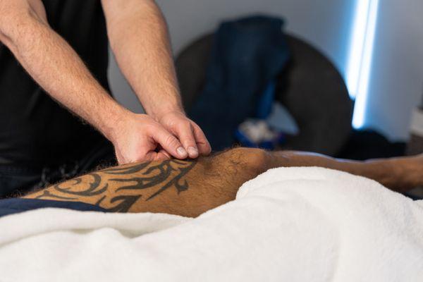 A deep tissue leg massage with an emphasis on sports massage recovery and rejuvenation. Fix your leg pain now!