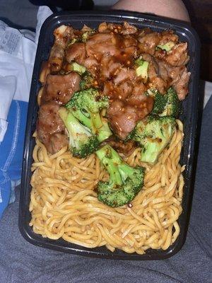 Beef w. Broccoli spicy with lo mein