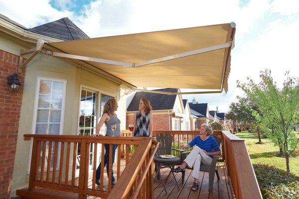 Retractable patio awning