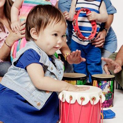 "Listen, listen, everyone / Listen to me play my drum!"