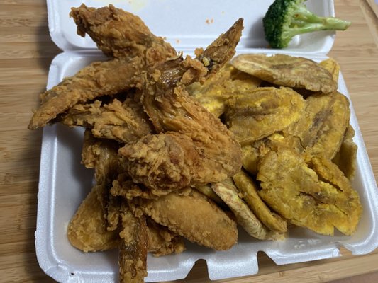 Chicken Wings with Tostones