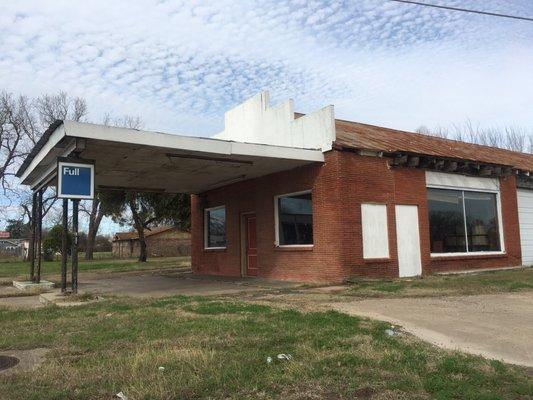 This old gas station in Navasota caught my eye.  From an era gone by.  From way before Buckees, LOL.