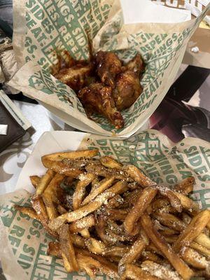 "Bbq" wings and "Parmesan fries"