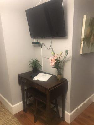 Tv & dining nook