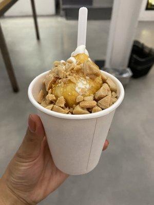 Frozen yogurt with almonds and honey