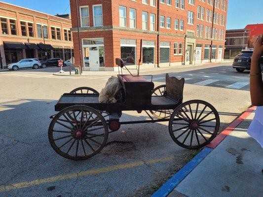 This little jalopy pulled up while we were walking in downtown.