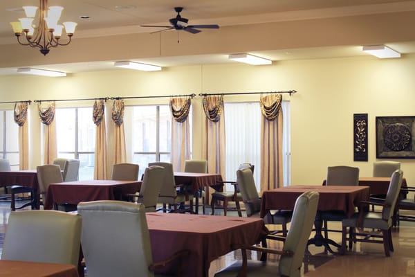 Legend Oaks Healthcare and Rehabilitation - North Austin Dining Room