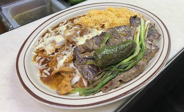 Chilaquiles rojos con bistec