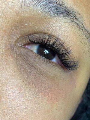 Mixed/Hybrid lashes: combination of classic and volume