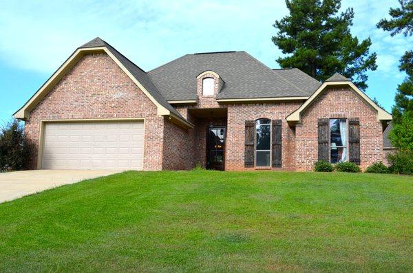 Beautiful home in the Dandridge subdivision of Oak Grove