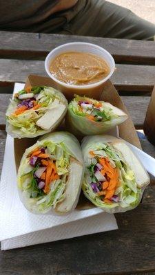 Fresh and light salad rolls, with a well-balanced peanut sauce. Good vegetarian appetizer.