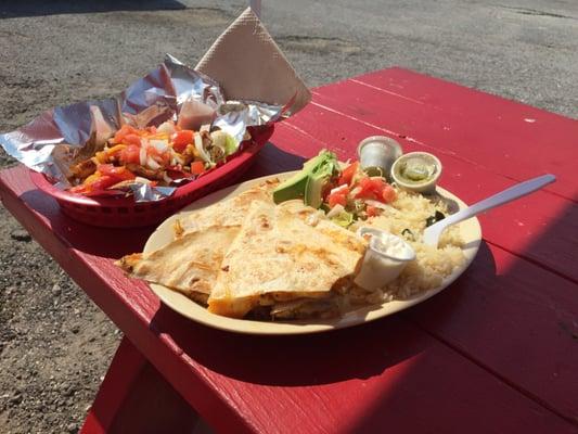 Quesadilla and tacos con pollo