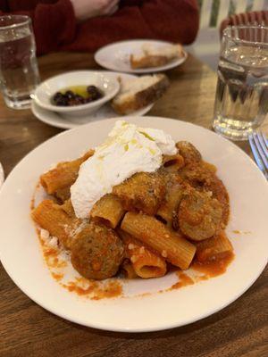 Rigatoni al ragu with ricotta