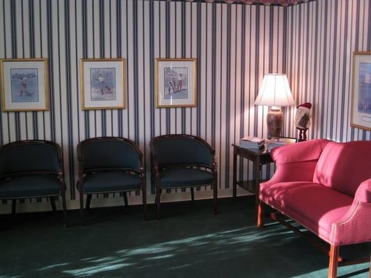 You will find a comfortable and warm waiting area where you can relax in preparation for a consultation or upcoming surgery.