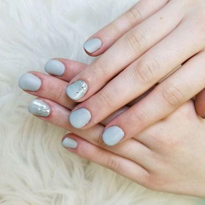 Matte gray with an ombre glitter accent nail