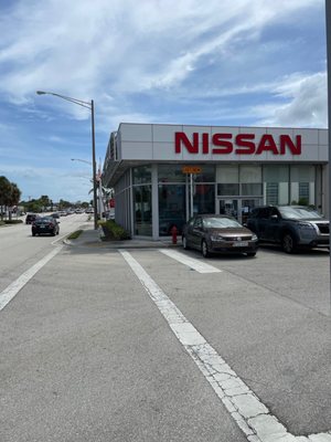 Corner view of Lorenzo Nissan