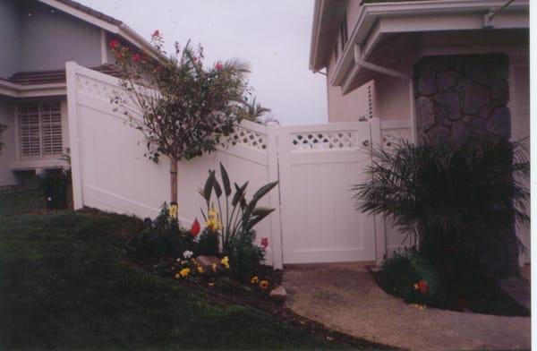 Vinyl Privacy / lattice accent Fence & Gate w/ Lattice Accent