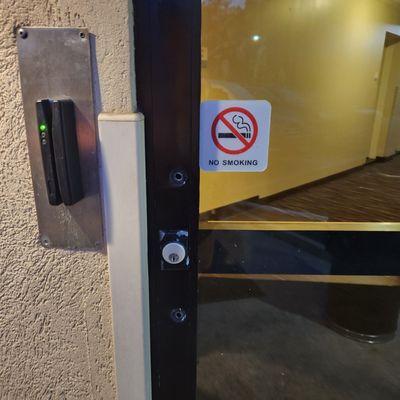 No handle on outside door