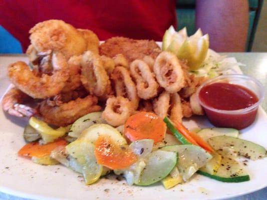 Seafood platter (shrimp, scallops, mahi and calamari).