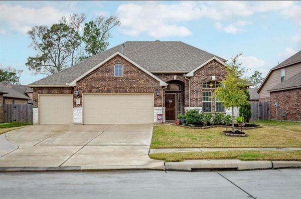 Who doesn't like a three car garage?