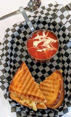 Mac n cheese grilled cheese and tomato soup