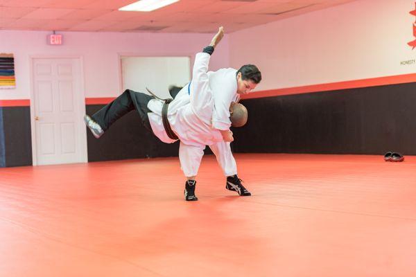 Adult class performing headlock throw.