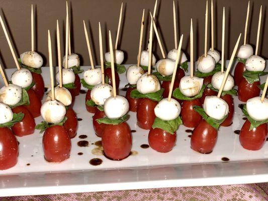 Caprese mozzarella bites