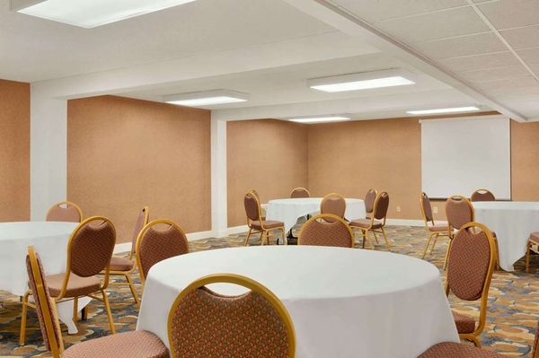 Meeting Room - Round Tables