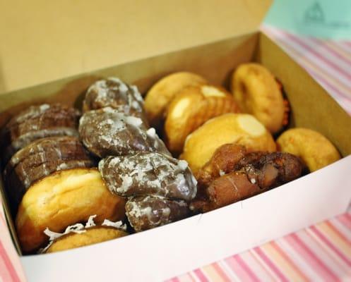 A dozen variety. All were excellent! Buttery smooth, light, fluffy, and sugary. Nothing crazy here, just solid donuts!